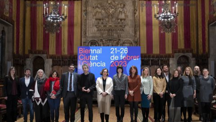 Fotografia grupal dels regidors i comissaris assistents a la presentació de la programació de la Biennal Ciutat i Ciència 2023 al Saló de Cent.