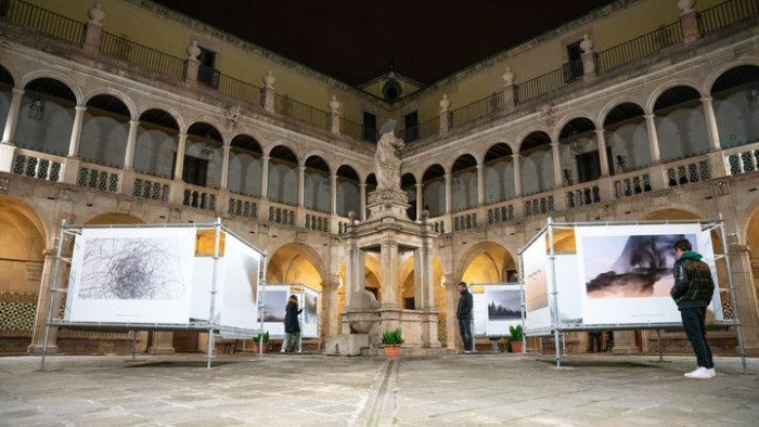 Pla general del pati de l’Institut d’Estudis Catalans durant l’exposició «Ornitographies», dins de la Biennal Ciutat i Ciència.